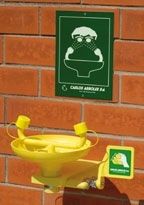 Oczomyjka naścienna z ręcznym prysznicem, model 2230